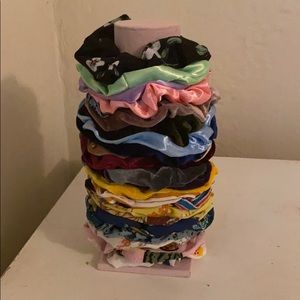 Scrunchy stand and 25 scrunchies